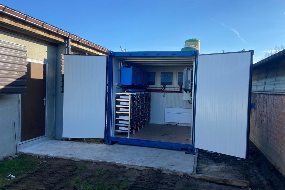  batterijcontainer 45 kva 144 kwh kippenbedrijf te vrasene 