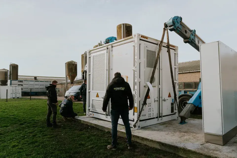 Eeklo - Indrukwekkende batterijcontainer Pylontech voor varkensbedrijf