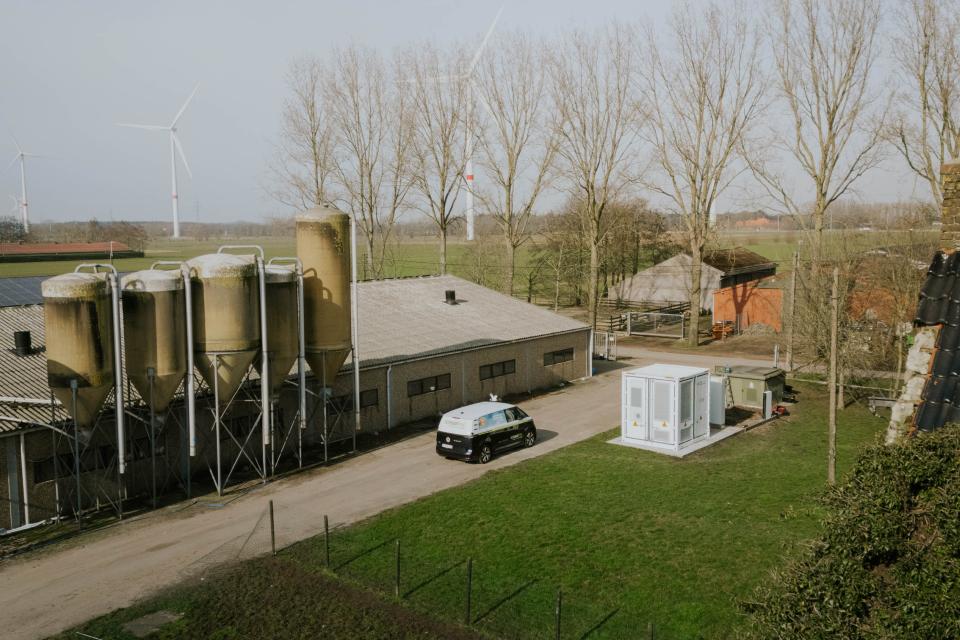 Eeklo - Indrukwekkende batterijcontainer Pylontech voor varkensbedrijf